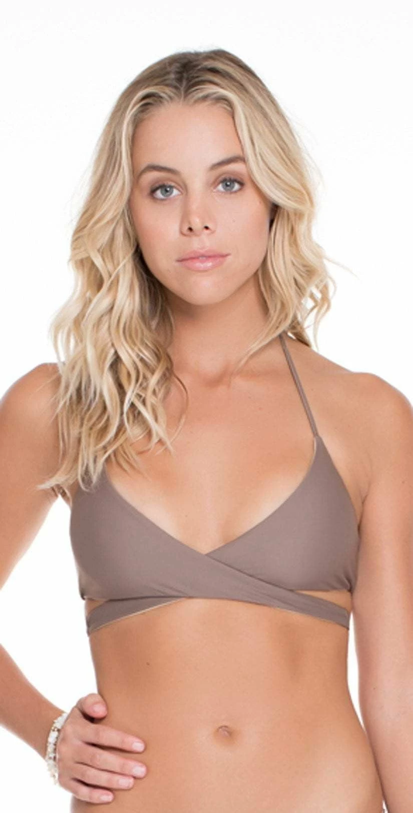 Luli Fama Cosita Buena Halter Bikini Top In Sandy Toes 5 Luli Fama Cosita Buena Halter Bikini Top In Sandy Toes – Bild 3