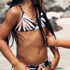 L Space Girls JoJo Bikini Set In Polynesian Palm BLPPS18-NVY -Sunflair Verkäufe lspace baby polyset 2018BLPPS18 NVY BSKAM18 DSP 2 a6261afc 4f85 46f3 854a 8d2d99d43cdb
